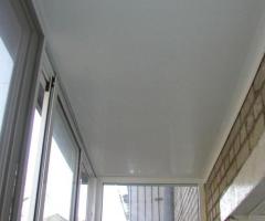 Обшивка потолка на балконе