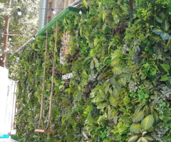 Вертикальное озеленение искусственными растениями. - 2