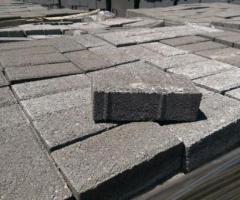 Компания производит и продает камни. - 3